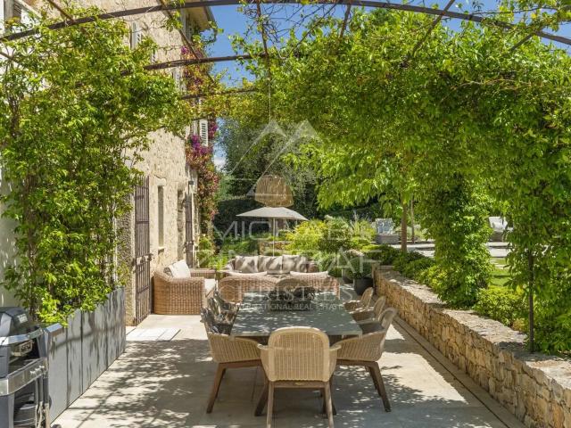 Valbonne village à pied – Bastide historique entièrement rep. 312m² Valbonne