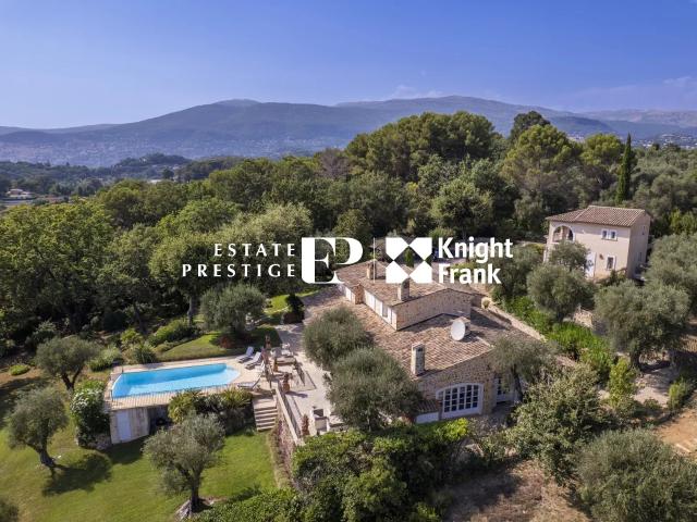 VALBONNE: Belle Villa en Pierre avec Vue, à Proximité du Village