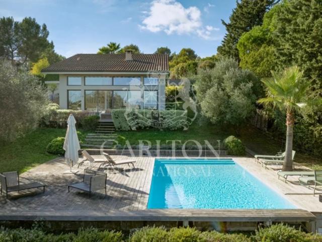 VALBONNE: Superbe villa contemporaine avec vue panoramique à pied du village