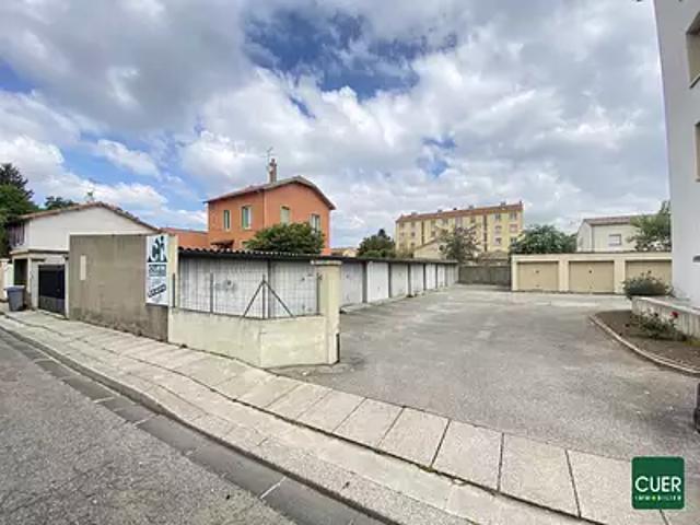 Valence 26000 Location parking