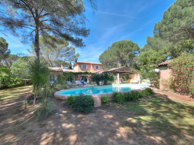 VALESCURE PROCHE COMMERCES ET GOLFS VILLA 5 PIECES AVEC PISCINE