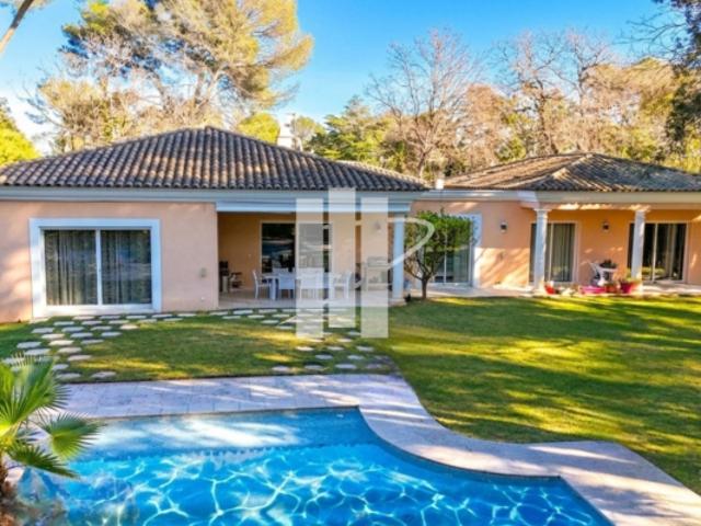 VALESCURE Villa de plain pied avec piscine à débordement s