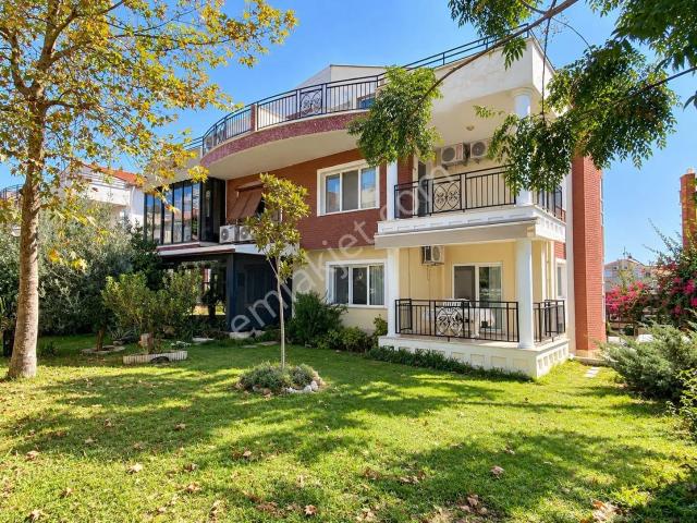 Valizinizi Alın Gelin! Denize Sıfır, Eşyalı,180 M² Satılık Villa