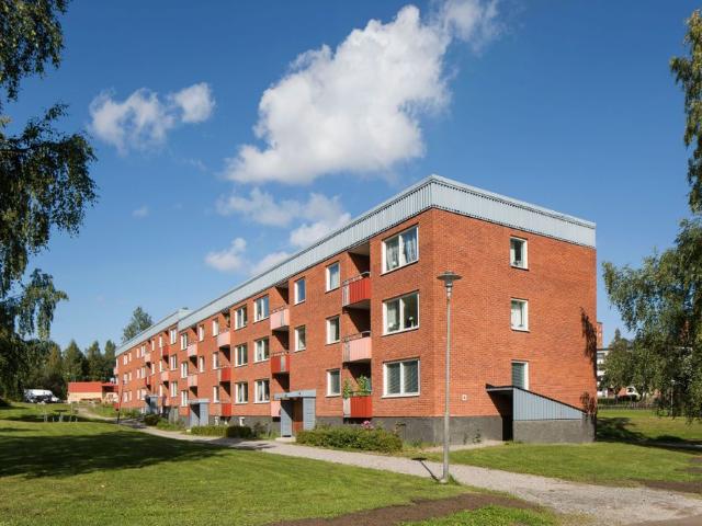 Välkommen till ett hem i en lugn och familjevänlig miljö där naturen finns runt hörnet och stadens bekvämligheter aldrig är långt borta