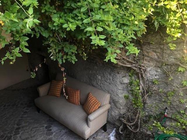 Vallabrix proche Uzes, maison de village rénovée, cour et t. 120m² Vallabrix