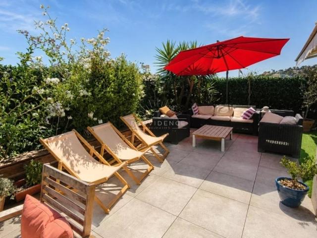 Vallauris centre Villa sur le toit, dernier étage, terrasse jardin de 46 m², vue collines, calme absolu DPE B