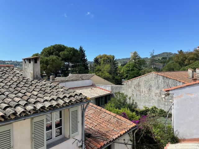 VALLAURIS ATYPIQUE & RENTABLE: DEUX APPAREMENTS, UNE VRAIE OPPORTINITE