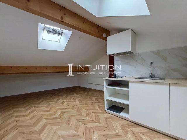 Vallauris Downtown: Last floor studio