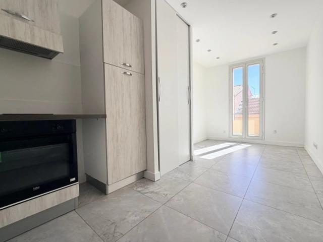 VALLAURIS STUDIO ET 2 PIÈCES RÉNOVÉ