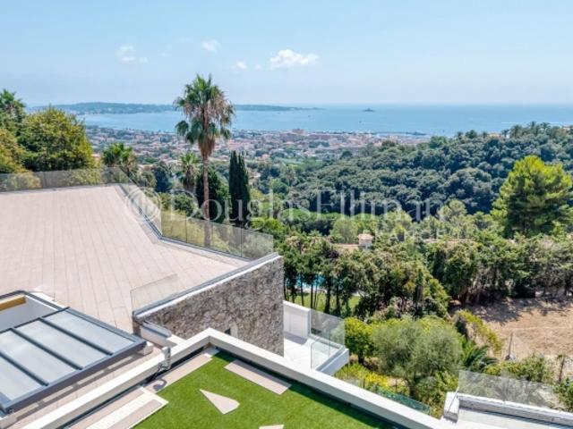 VALLAURIS – Villa contemporaine rénovée avec vue mer panoramique
