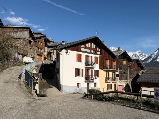 Vallée de Bozel T3 en duplex et T2 bis dans une maison famil. 120m² Montagny