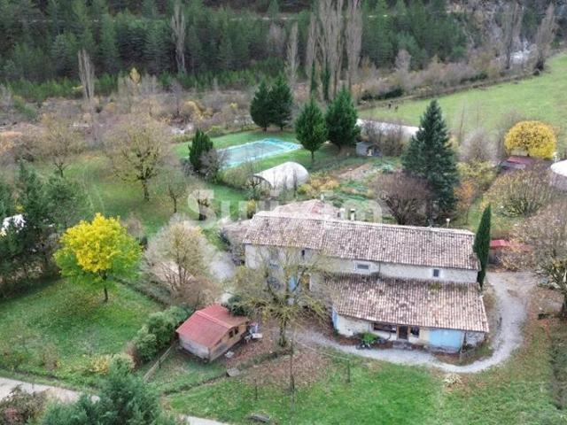 Vallée de la Drôme propriété en pierres avec gîte, chambre d'hôte, aire naturelle, restaurant et 3,4ha de terrain