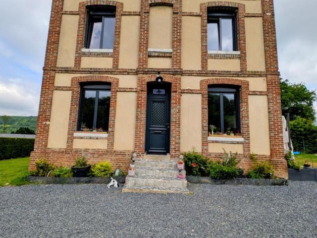 VALLEE DE LA VARENNE 25KMS DE DIEPPE MAISON DE CARACTERE ENTIEREMENT RENOVEE