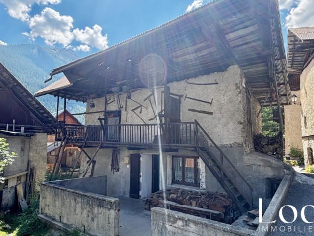 VALLOUISE PETIT HAMEAU AU CALME VASTE MAISON DU PAYS A RENOV