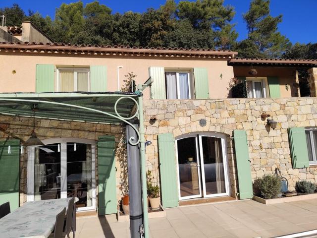 VAR 83 VINS SUR CARAMY, Superbe Villa de 163m² hab + studio 20m² et dépendances/ 1939m²avec piscine couverte