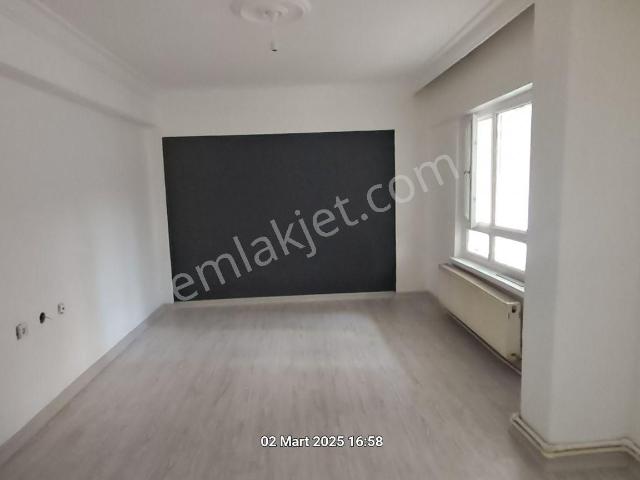 Varlık Mahallesi Yüzücü Sokakta 3+1 Kombili Giriş Kat Daire