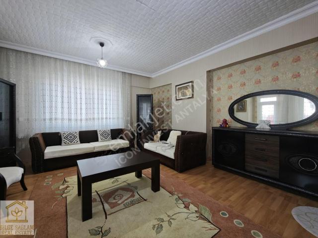 Varsakta Tramvayın Dibinde 3+1 Ayrı Mutfaklı Çok Geniş Daire