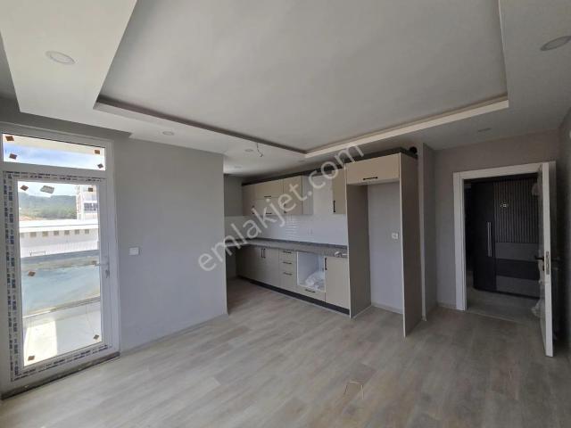 Varsak Karşıyakada Havuzlu Sitede 2+1 Asansörlü Fırsat Daire