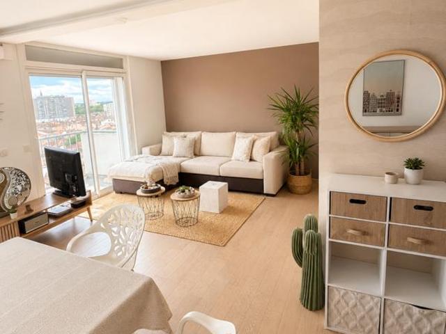Vaste T2 rénové et meublé avec terrasse, quartier Chalets