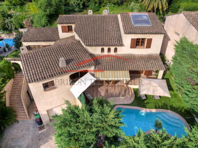 Vaste villa 7 pièces provençale avec sous sol et piscine