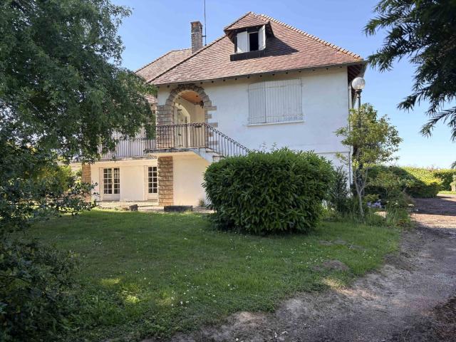 Vaste Villa Avec Piscine Et Dependance Sur 2000 m² 240m² Cuisery