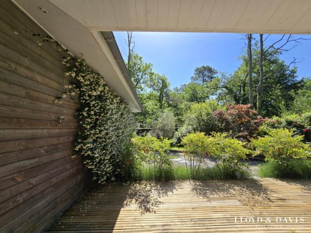 Vaste villa contemporaine de plain pied au calme absolu 3 cham