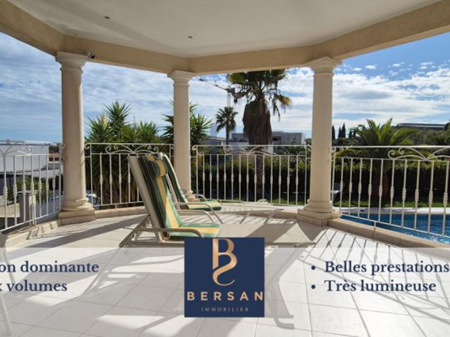 VASTE VILLA FREJUS