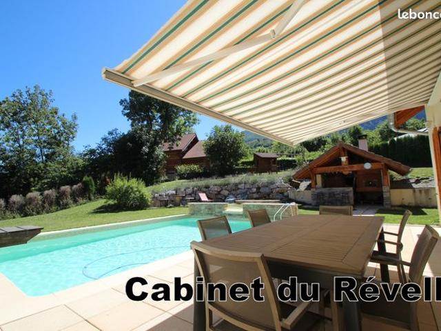 Vaste villa sur grand sous sol