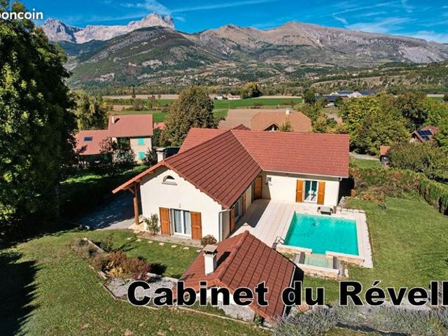 Vaste villa sur Grand sous sol