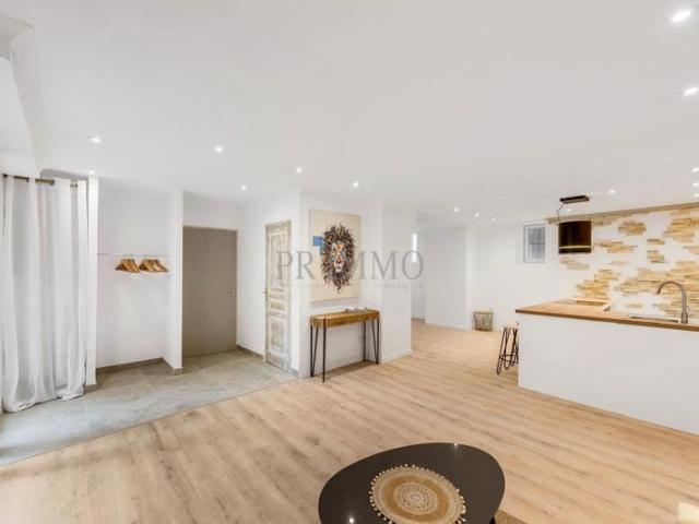 Vaste appartement 2p de 80 m2 de type loft Fréjus Centre His