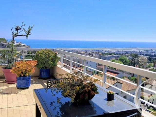 Vaste appartement très lumineux avec splendide vue mer