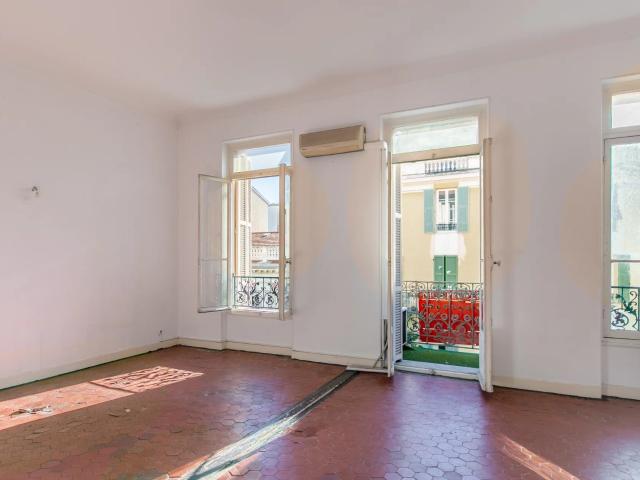 Vaste appartement familial dans immeuble niçois du centre de. 118m² Nice