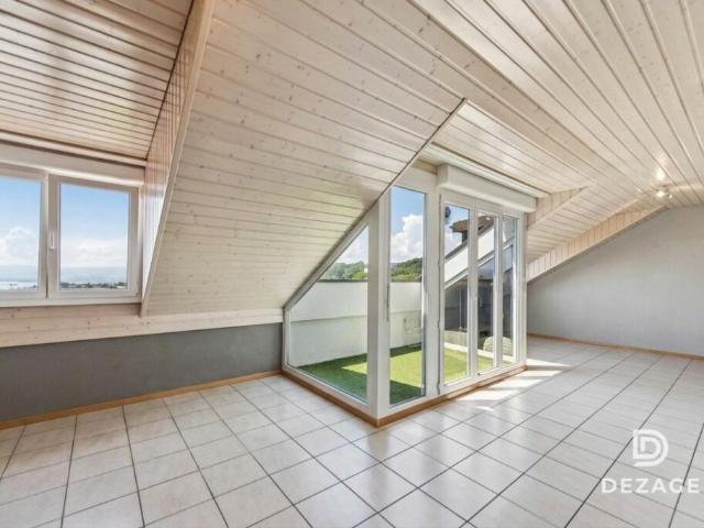 Vaste attique baigné de lumière aux portes de Lausanne avec vue panoramique sur le Lac