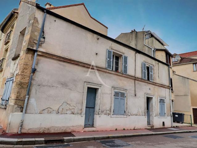 Vaste bâtisse de caractère début du XXème siècle Maisons Laffitte 10 pièce s 150 m2, cour intérieure, cave voutée !