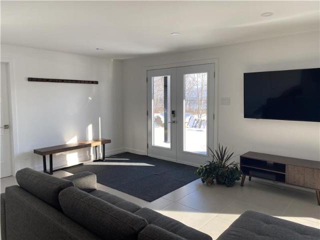 Vaste condo neuf vue sur le fleuve et le Massif avec piscine et spa