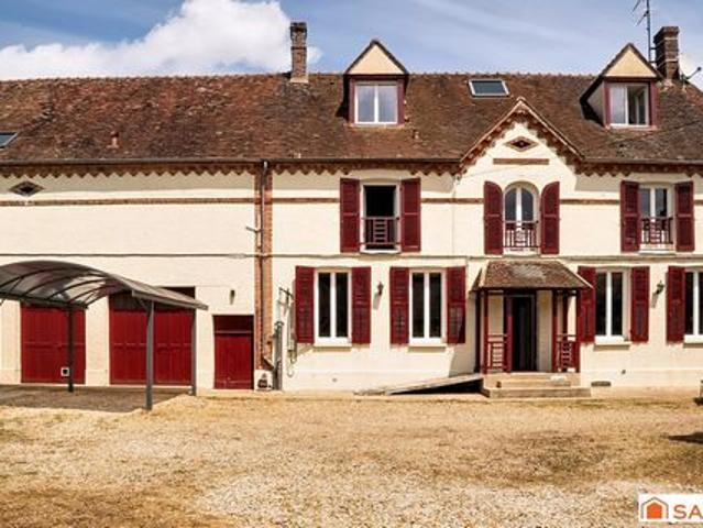 Vaste demeure proche commerces + gare direct Paris
