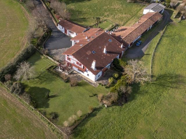 Vaste domaine comprenanant Maison 600m2 / Apt 92m2 / Grange 10