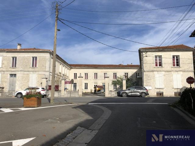 Vaste Ensemble Immobilier 1700m² Barbezieux Saint Hilaire