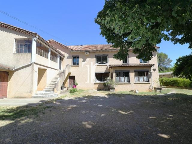 Vaste maison 208 m² habitables, 268 m² de dépendances sur 3457 m² de terrain