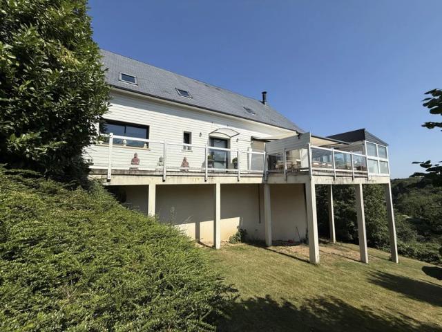 Vaste maison contemporaine dans un cadre verdoyant