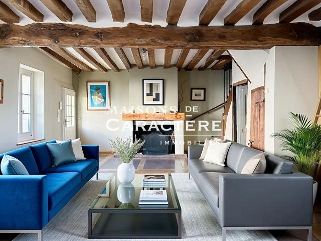 Vaste Maison Ancienne de 236m2 + dépendance aménagée de 25m2 Plein coeur de village