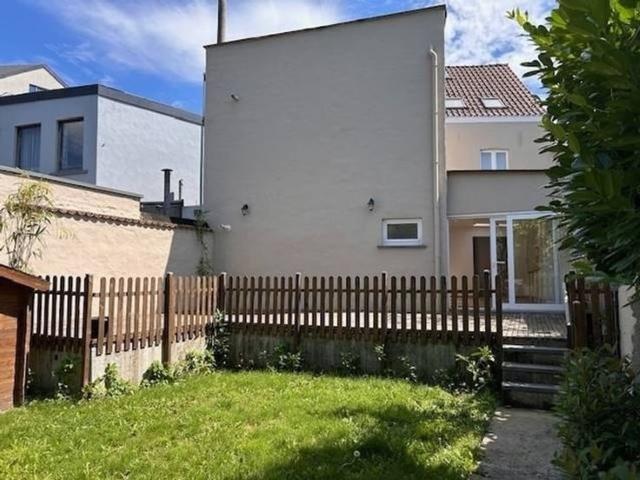 Vaste Maison de 6 Chambres à Drogenbos 368m²