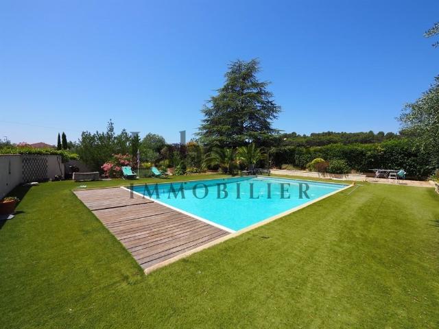 Maison de plain pied avec appartement, terrain plat