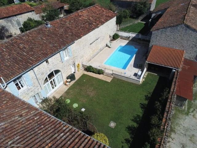 Vaste Maison de Village Avec Piscine Chauffée 392m² Aigre