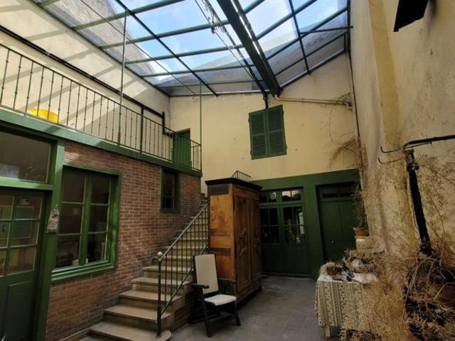 Vaste maison de ville à rénover
