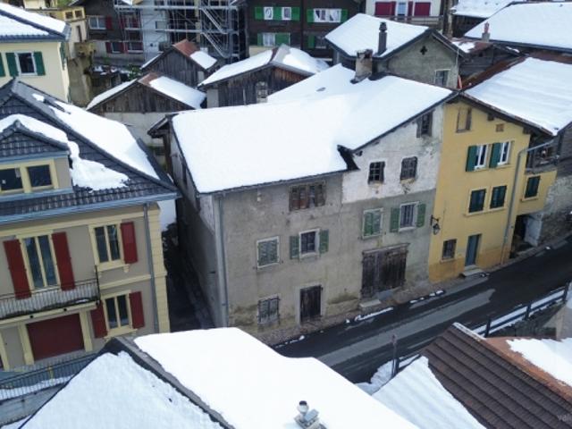 Vaste maison villageoise de 350 m2 à rénover au centre de Varen