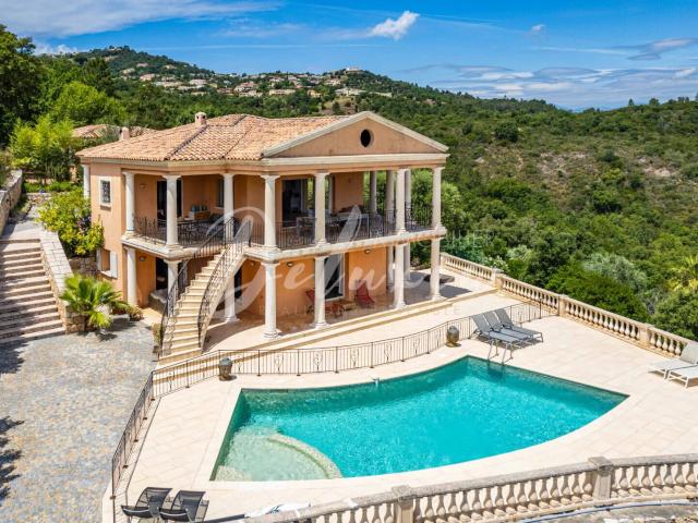 Vaste propriété avec vue mer, piscine et dépendances aux Adrets