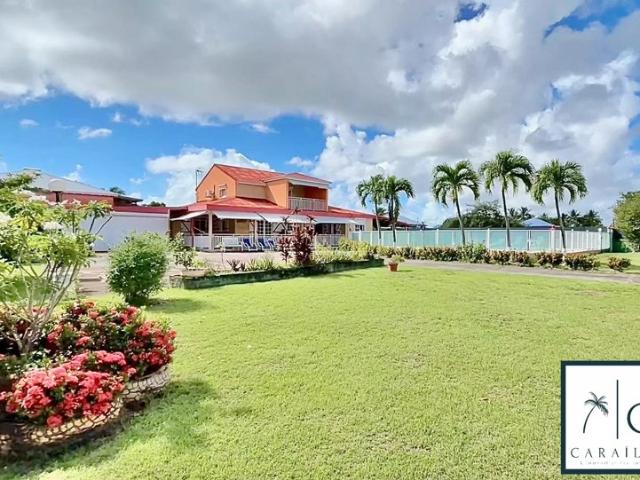 Vaste propriété avec dépendance, jardin et piscine à Sainte Anne