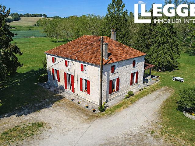 Vaste propriété avec maison 6 pièces, grange, pigeonnier, poulailler, grand terrain boisé