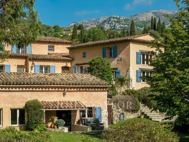 Vaste propriété familiale avec maison d'amis et maison de ga. 250m² Le Bar sur Loup